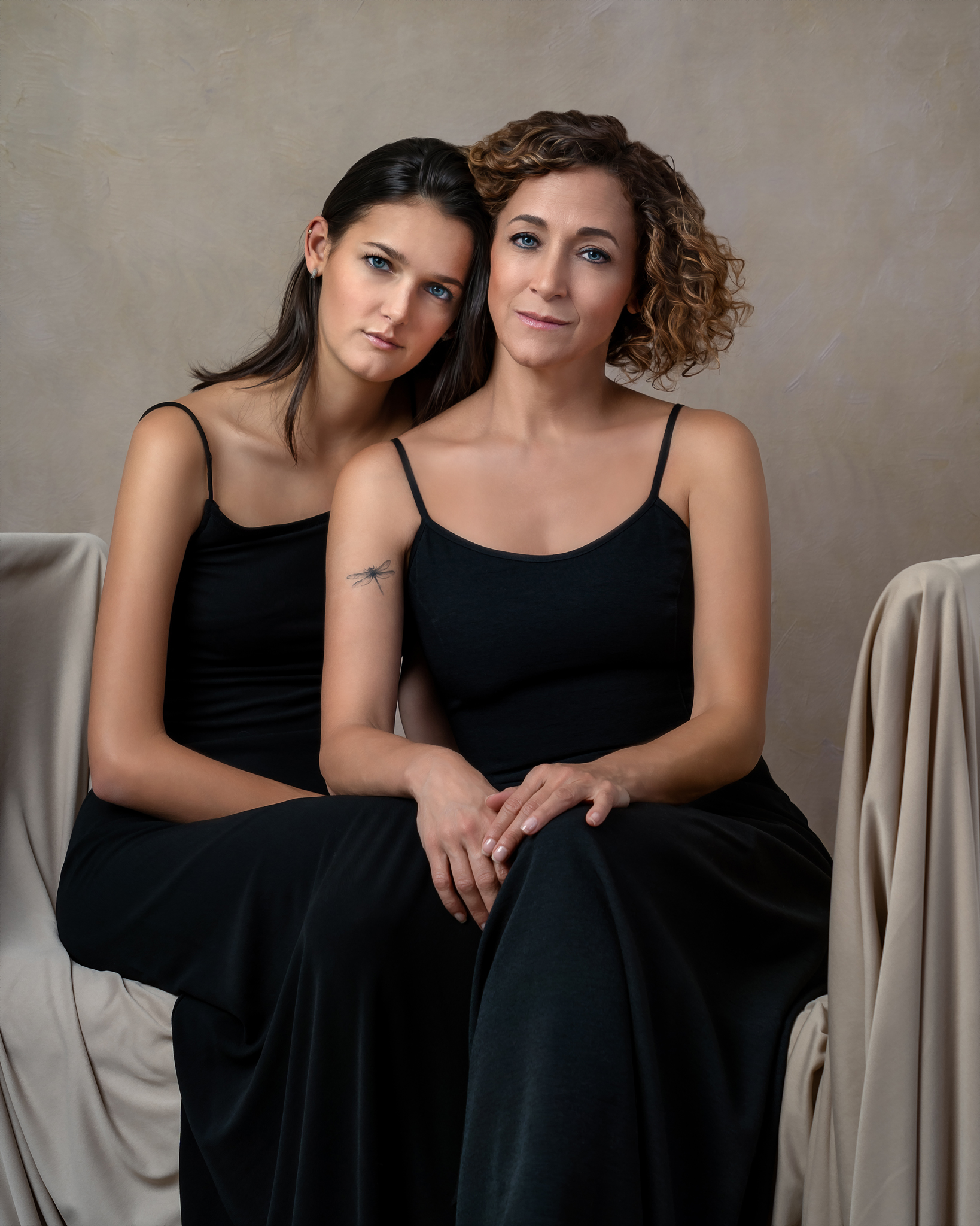 madre e hija amorosas vestido negro