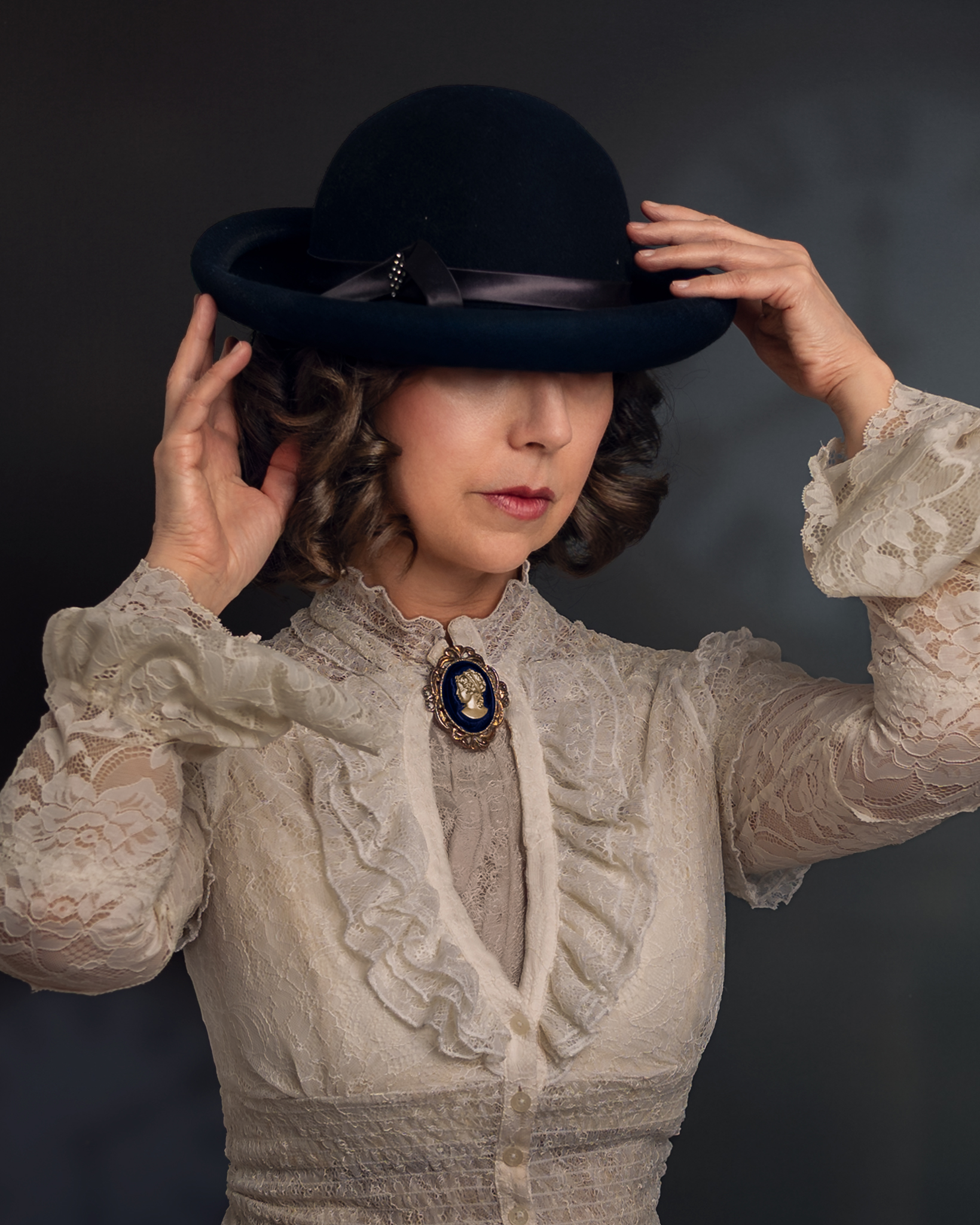 Fotógrafa Audrey elegante y distinguida usando sombrero